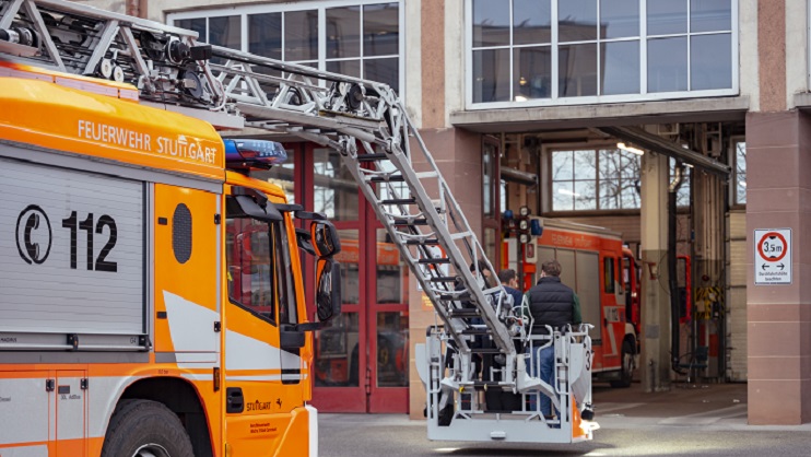 Feuerwehrauto mit Leiter auf der Feuerwache