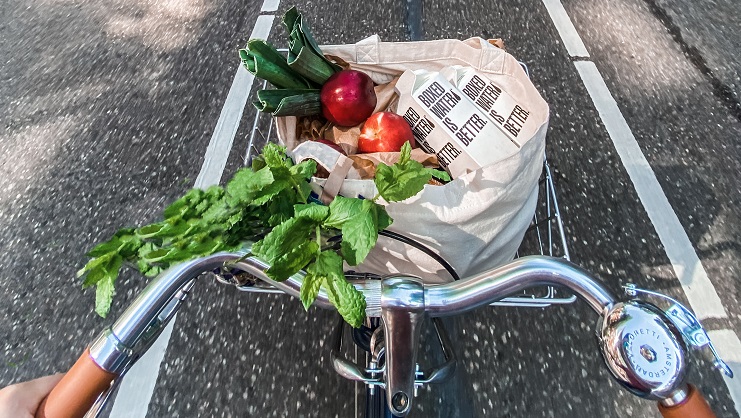 Fahrrad mit Einkaufstüte und gesundem Essen